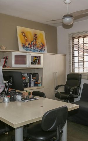 Casa à venda com 239m², 3 quartos e 3 vagas Casa à venda com 239m², 3 quartos e 3 vagasEscritório