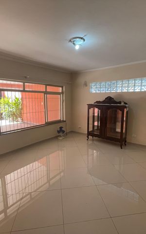 Casa à venda com 260m², 3 quartos e 3 vagas Casa à venda com 260m², 3 quartos e 3 vagasSala