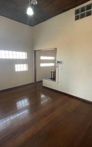 Casa à venda com 260m², 3 quartos e 3 vagas Casa à venda com 260m², 3 quartos e 3 vagasSala de TV