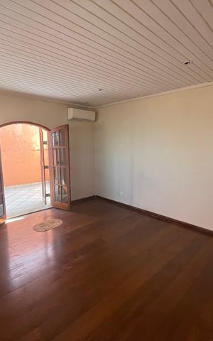 Casa à venda com 260m², 3 quartos e 3 vagas Casa à venda com 260m², 3 quartos e 3 vagasQuarto