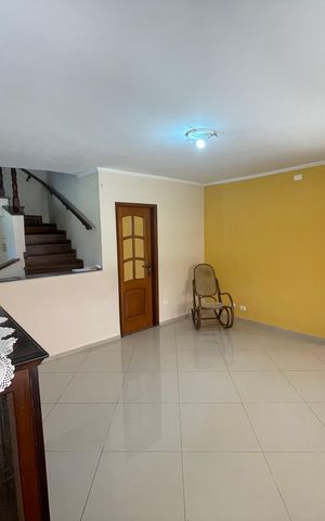 Casa à venda com 260m², 3 quartos e 3 vagas Casa à venda com 260m², 3 quartos e 3 vagasSala