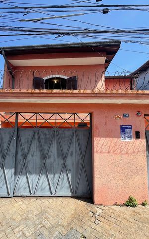 Casa à venda com 260m², 3 quartos e 3 vagas Casa à venda com 260m², 3 quartos e 3 vagasFachada