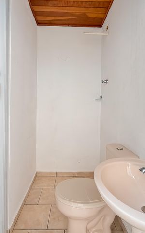 Casa à venda com 100m², 3 quartos e 1 vaga Casa à venda com 100m², 3 quartos e 1 vagaEdícula - Banheiro