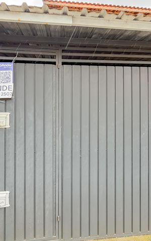 Casa à venda com 100m², 3 quartos e 1 vaga Casa à venda com 100m², 3 quartos e 1 vagaFachada + Plaquinha