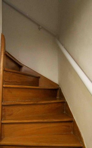 Casa para alugar com 105m², 2 quartos e 1 vaga Casa para alugar com 105m², 2 quartos e 1 vagaEscada