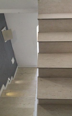 Apartamento à venda com 78m², 2 quartos e 1 vagaEscada de entrada