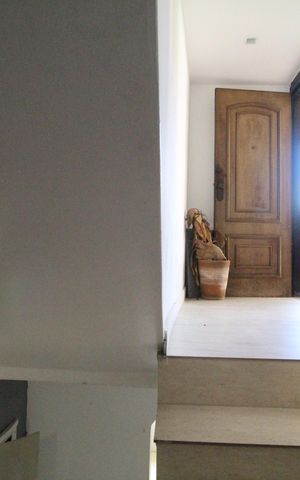 Apartamento à venda com 78m², 2 quartos e 1 vagaEscada de entrada