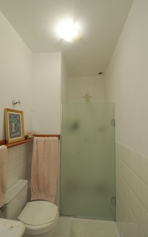 Casa à venda com 230m², 3 quartos e 5 vagas Casa à venda com 230m², 3 quartos e 5 vagasBanheiro da Suíte