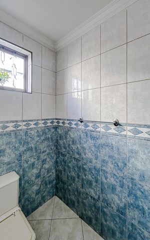 Casa para alugar com 315m², 5 quartos e 3 vagasBanheiro social