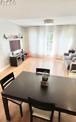 Casa à venda com 180m², 3 quartos e 4 vagas Casa à venda com 180m², 3 quartos e 4 vagasSala