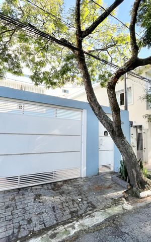 Casa à venda com 180m², 3 quartos e 4 vagas Casa à venda com 180m², 3 quartos e 4 vagasFachada