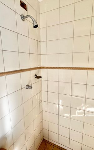 Casa à venda com 180m², 3 quartos e 4 vagas Casa à venda com 180m², 3 quartos e 4 vagasBanheiro de serviço