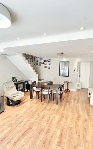 Casa à venda com 180m², 3 quartos e 4 vagas Casa à venda com 180m², 3 quartos e 4 vagasSala
