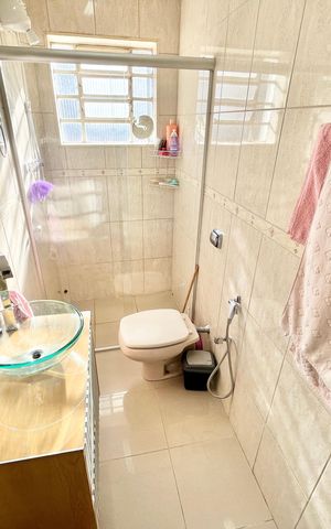 Casa à venda com 180m², 3 quartos e 4 vagas Casa à venda com 180m², 3 quartos e 4 vagasBanheiro