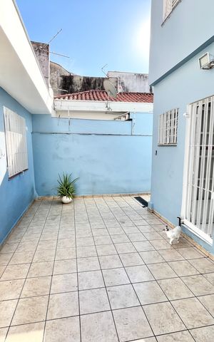 Casa à venda com 180m², 3 quartos e 4 vagas Casa à venda com 180m², 3 quartos e 4 vagasQuintal
