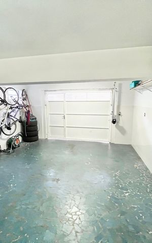 Casa à venda com 180m², 3 quartos e 4 vagas Casa à venda com 180m², 3 quartos e 4 vagasGaragem