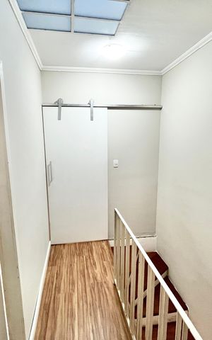 Casa à venda com 180m², 3 quartos e 4 vagas Casa à venda com 180m², 3 quartos e 4 vagasCorredor