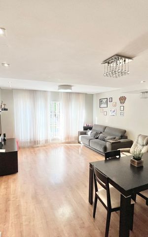 Casa à venda com 180m², 3 quartos e 4 vagas Casa à venda com 180m², 3 quartos e 4 vagasSala