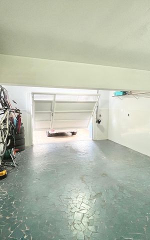 Casa à venda com 180m², 3 quartos e 4 vagas Casa à venda com 180m², 3 quartos e 4 vagasGaragem