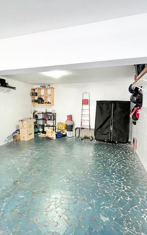 Casa à venda com 180m², 3 quartos e 4 vagas Casa à venda com 180m², 3 quartos e 4 vagasGaragem