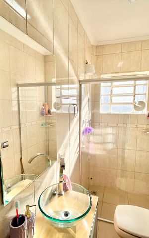 Casa à venda com 180m², 3 quartos e 4 vagas Casa à venda com 180m², 3 quartos e 4 vagasBanheiro