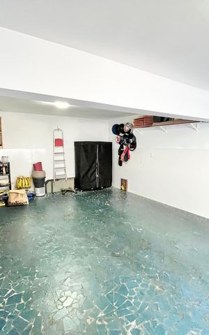 Casa à venda com 180m², 3 quartos e 4 vagas Casa à venda com 180m², 3 quartos e 4 vagasGaragem