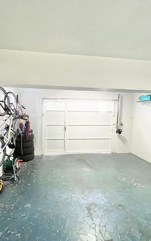 Casa à venda com 180m², 3 quartos e 4 vagas Casa à venda com 180m², 3 quartos e 4 vagasGaragem