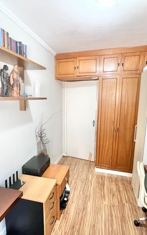 Casa à venda com 180m², 3 quartos e 4 vagas Casa à venda com 180m², 3 quartos e 4 vagasQuarto 2
