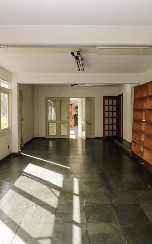 Casa à venda com 350m², 5 quartos e 2 vagas Casa à venda com 350m², 5 quartos e 2 vagasSala de Jogos