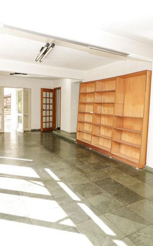 Casa à venda com 350m², 5 quartos e 2 vagas Casa à venda com 350m², 5 quartos e 2 vagasSala de Jogos