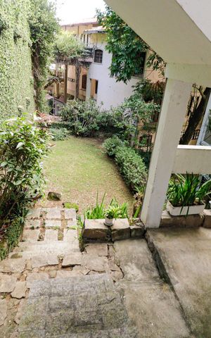 Casa à venda com 350m², 5 quartos e 2 vagas Casa à venda com 350m², 5 quartos e 2 vagasÁrea externa