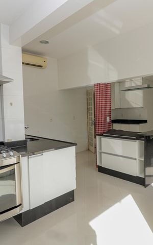 Casa à venda com 350m², 5 quartos e 2 vagas Casa à venda com 350m², 5 quartos e 2 vagasCozinha