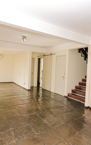 Casa à venda com 350m², 5 quartos e 2 vagas Casa à venda com 350m², 5 quartos e 2 vagasSala