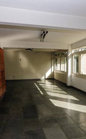 Casa à venda com 350m², 5 quartos e 2 vagas Casa à venda com 350m², 5 quartos e 2 vagasSala de Jogos
