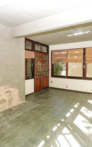 Casa à venda com 350m², 5 quartos e 2 vagas Casa à venda com 350m², 5 quartos e 2 vagasEscritório