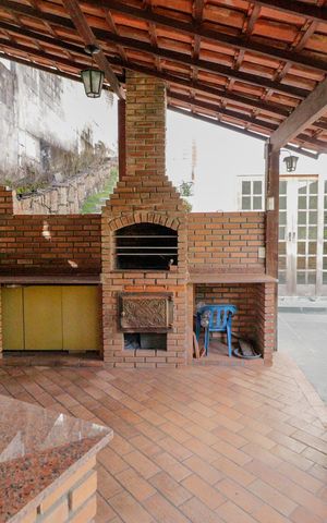 Casa à venda com 350m², 5 quartos e 2 vagas Casa à venda com 350m², 5 quartos e 2 vagasÁrea comum - Churrasqueira