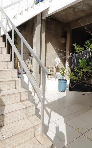 Casa à venda com 350m², 5 quartos e 2 vagas Casa à venda com 350m², 5 quartos e 2 vagasEscada