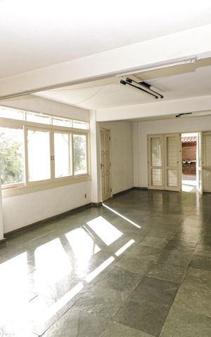 Casa à venda com 350m², 5 quartos e 2 vagas Casa à venda com 350m², 5 quartos e 2 vagasSala de Jogos
