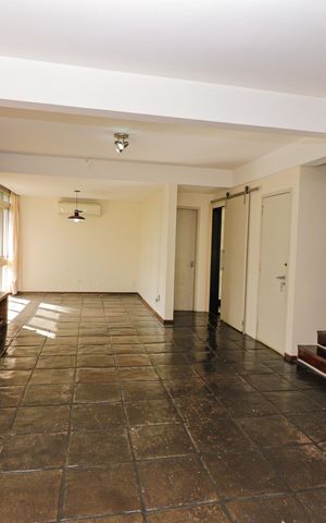 Casa à venda com 350m², 5 quartos e 2 vagas Casa à venda com 350m², 5 quartos e 2 vagasSala