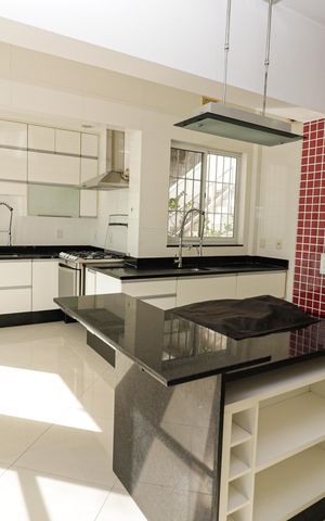 Casa à venda com 350m², 5 quartos e 2 vagas Casa à venda com 350m², 5 quartos e 2 vagasCozinha