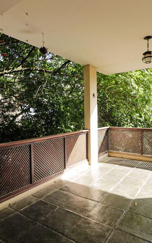Casa à venda com 350m², 5 quartos e 2 vagas Casa à venda com 350m², 5 quartos e 2 vagasVaranda
