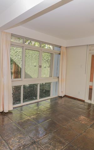 Casa à venda com 350m², 5 quartos e 2 vagas Casa à venda com 350m², 5 quartos e 2 vagasSala
