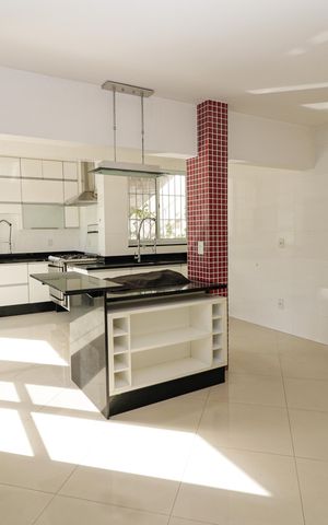 Casa à venda com 350m², 5 quartos e 2 vagas Casa à venda com 350m², 5 quartos e 2 vagasCozinha