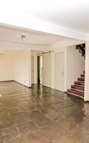 Casa à venda com 350m², 5 quartos e 2 vagas Casa à venda com 350m², 5 quartos e 2 vagasSala
