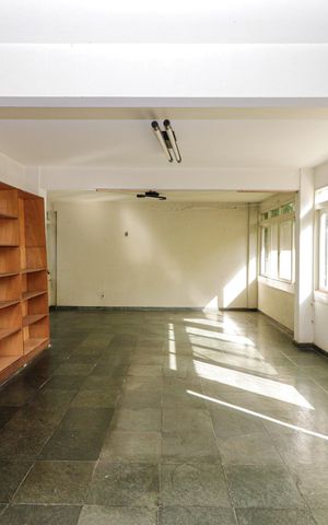 Casa à venda com 350m², 5 quartos e 2 vagas Casa à venda com 350m², 5 quartos e 2 vagasSala de Jogos