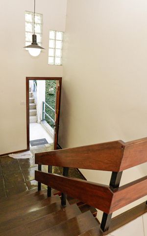 Casa à venda com 350m², 5 quartos e 2 vagas Casa à venda com 350m², 5 quartos e 2 vagasEscada