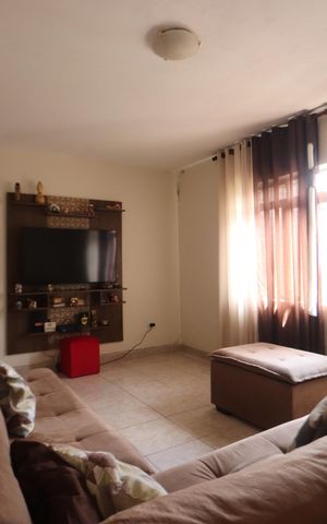 Casa à venda com 158m², 4 quartos e 2 vagasSala