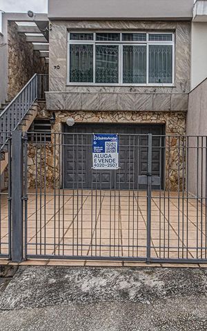 Casa à venda com 200m², 3 quartos e 2 vagas Casa à venda com 200m², 3 quartos e 2 vagasFachada