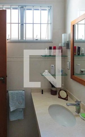 Casa à venda com 480m², 2 quartos e 2 vagas Casa à venda com 480m², 2 quartos e 2 vagasBanheiro