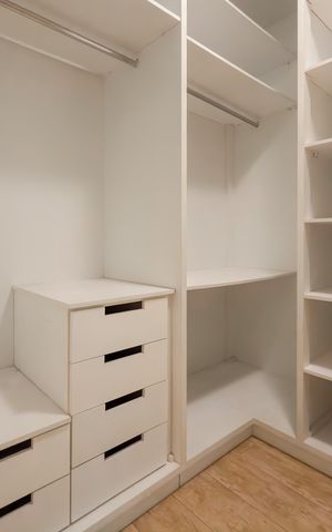 Apartamento à venda com 107m², 3 quartos e 2 vagas Apartamento à venda com 107m², 3 quartos e 2 vagasQuarto 1 - Closet